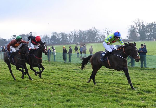 Sanda Rena (Getaway) Wins The 4YO Mares Maiden At Borris