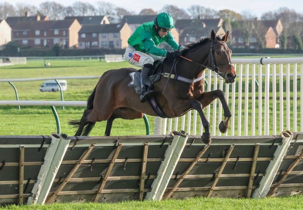 Carnfunnock (Getaway) Wins The Novices Hurdle At Ayr